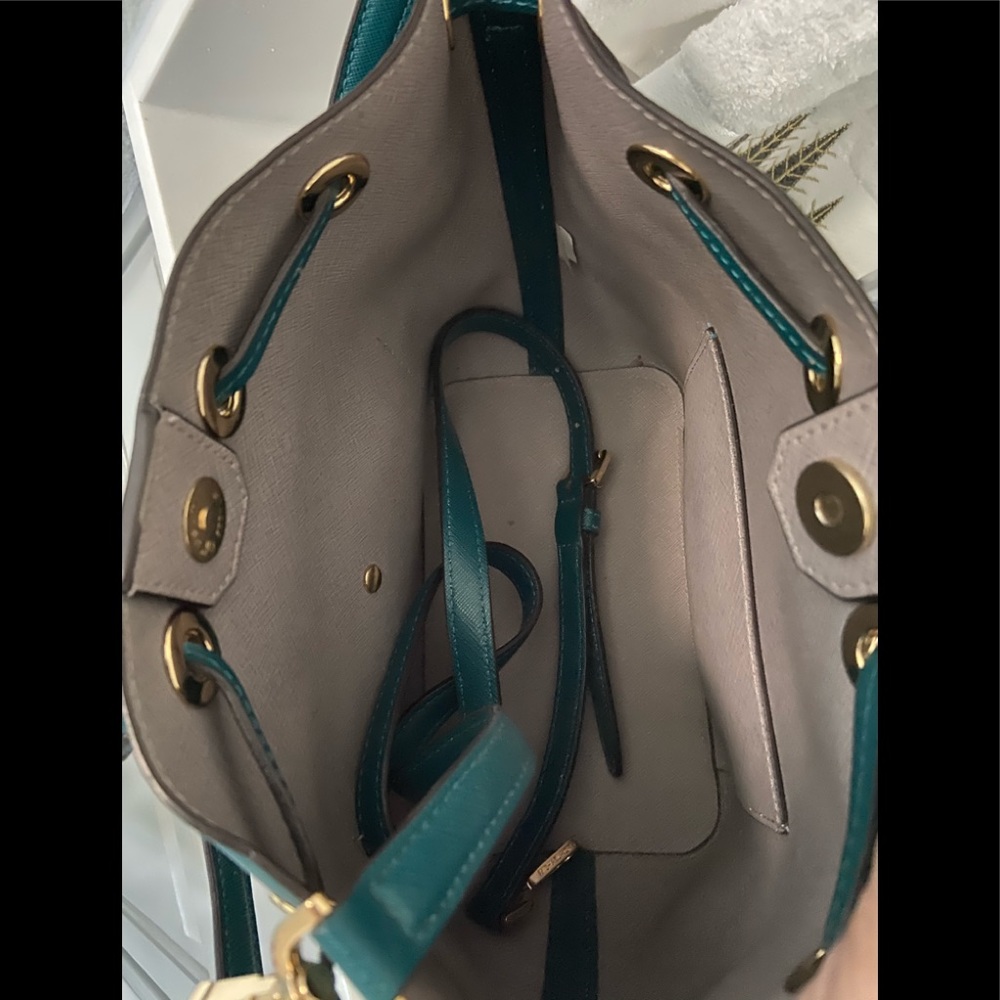 Michael Kors M SAFFIANO LEATHER BUCKET BAG - Picture 6 of 8